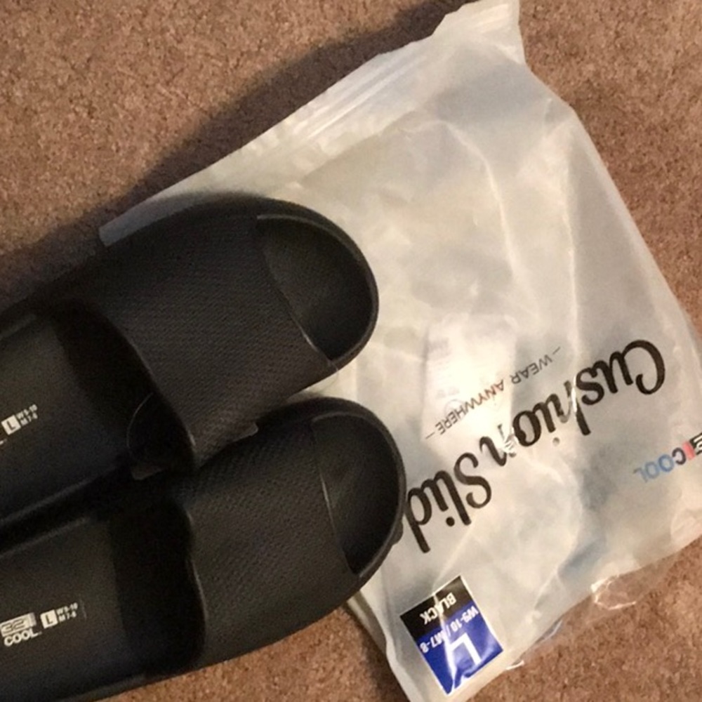 Woman slides. Can be9/10 in size I wear a 8 and they are way to big